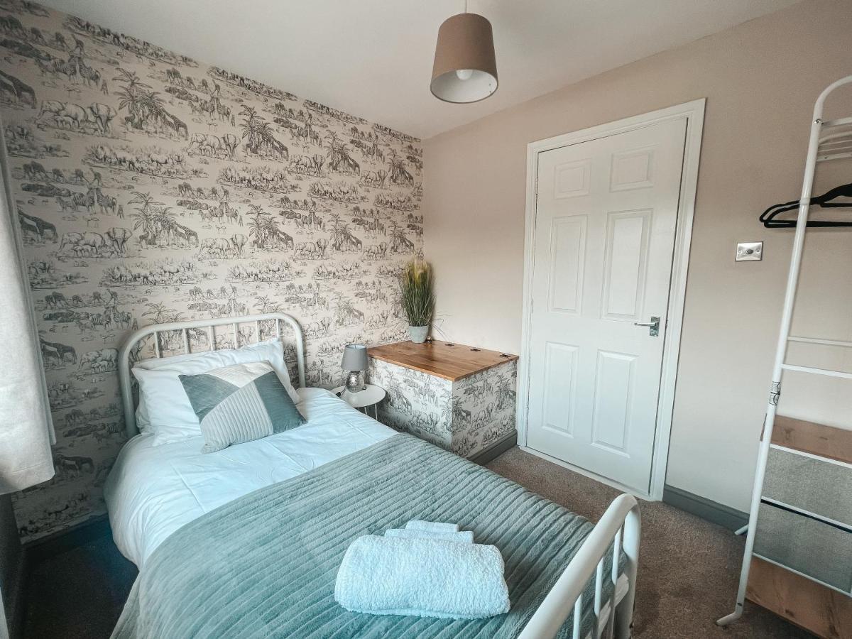 Staybynumbers - Spacious Three Bed House Royal Hillsborough Kültér fotó